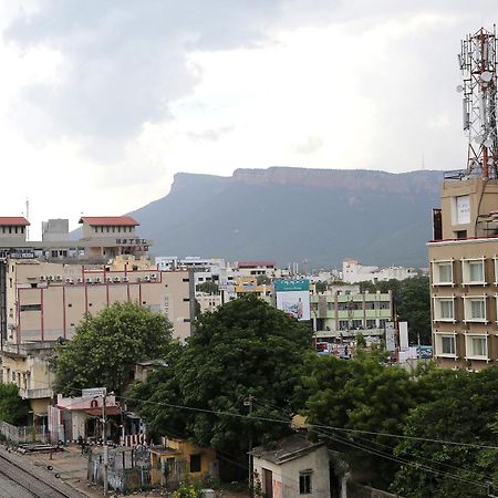 Collection O Poojith Residency Hotell Tirupati Exteriör bild